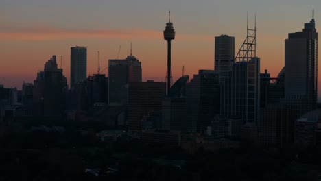 Sydney-Eye-Tower,-Stadt,-Atemberaubend,-Lebhaft,-Sommer,-Rot,-Orange,-Sonnenuntergang,-Skyline,-Luft,-Drohne,-Royal-Botanic-Gardens,-Australien,-Aussicht,-Tourist,-Circular-Quay,-Fähre,-Malerischer-Hubschrauberflug,-Rückwärtsbewegung