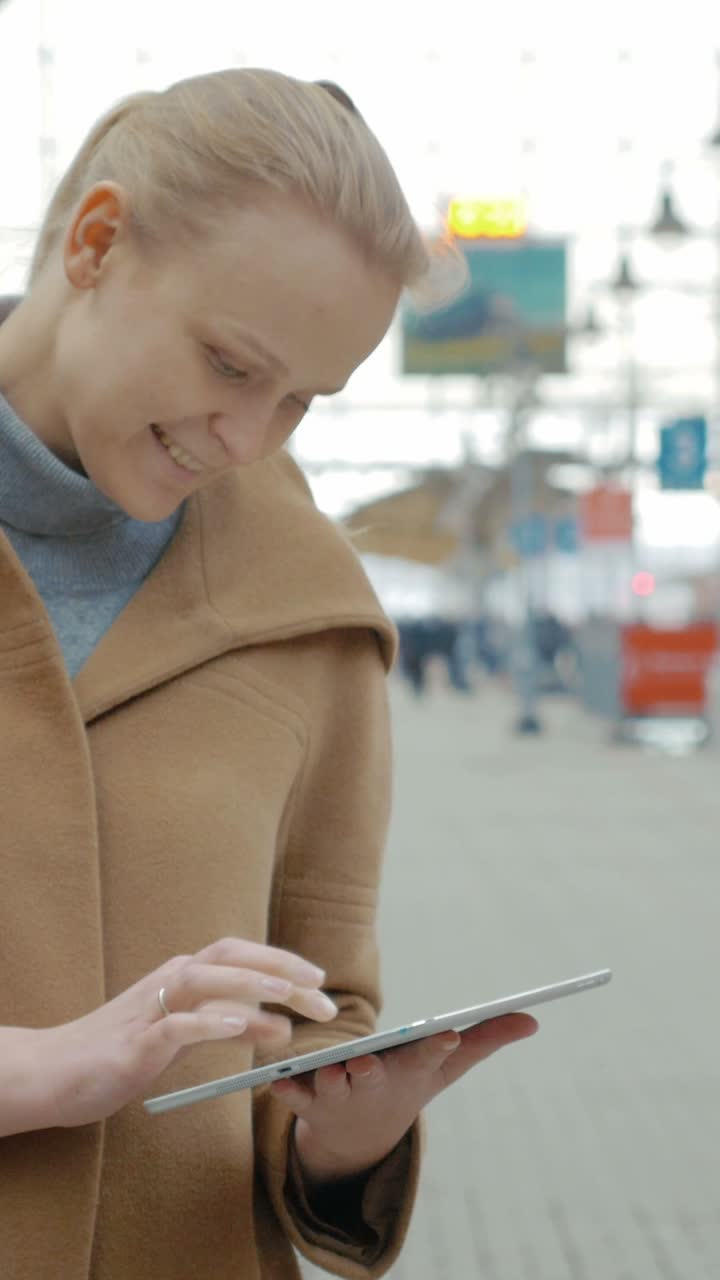mujer que usa la tableta