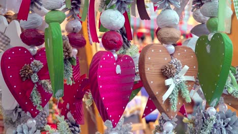 Decoración-Navideña-En-Forma-De-Corazón-En-Exhibición-En-Un-Mercado-Navideño