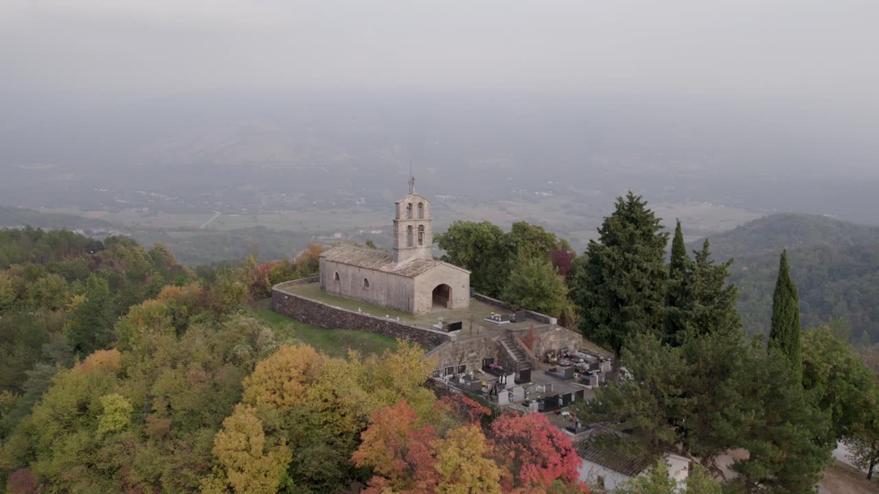 Paesaggio autunnale con la Chiesa di San Vito e un cimitero tranquillo, Cerovlje, Croazia