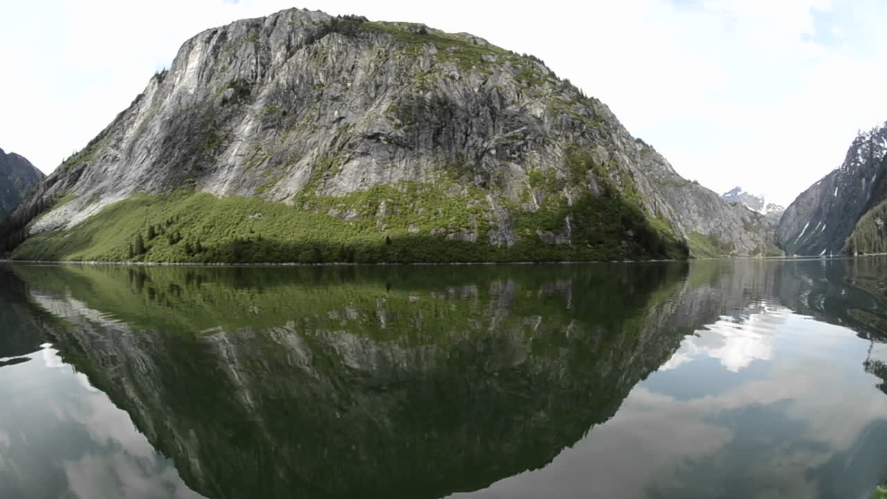 paseo en bote pov navegando a través de aguas cristalinas en fords terror en tracy armfords terror wild area sureste de alaska