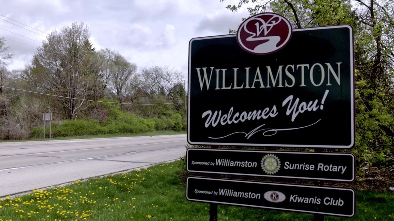 Cartello "Benvenuti a Williamston, Michigan" con panoramica con gimbal da sinistra a destra.