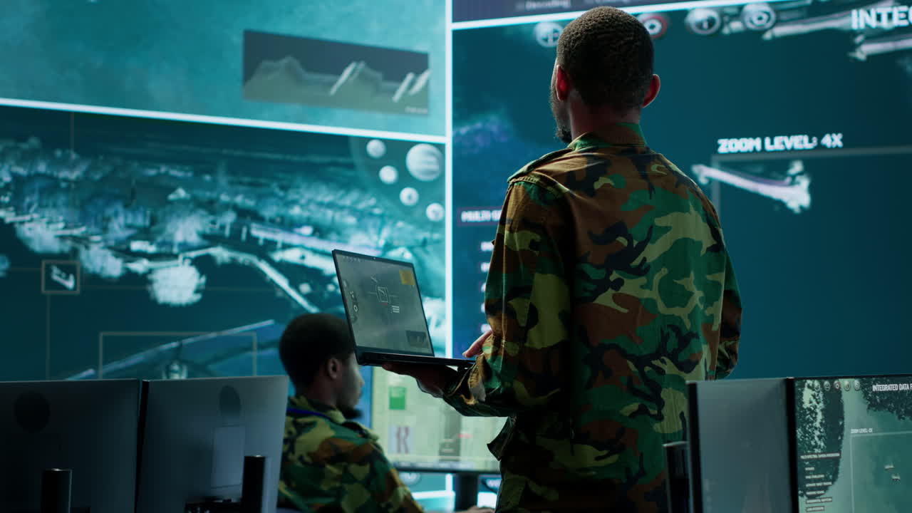 un equipo de especialistas militares opera en un puesto de mando del servicio secreto.