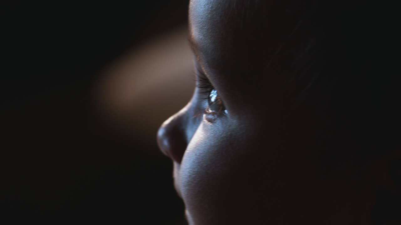 el rostro adorable del niño pequeño. cámara lenta