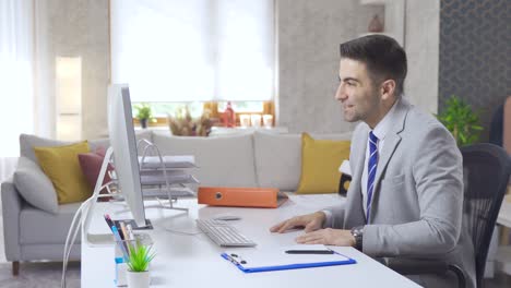 Online-Videokonferenz-Eines-Geschäftsmannes,-Der-In-Seinem-Heimbüro-Arbeitet.