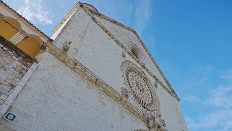 Vordere-Außenfassade-Der-Kathedrale-Von-Assisi---Kathedrale-Von-San-Rufino-In-Assisi,-Italien