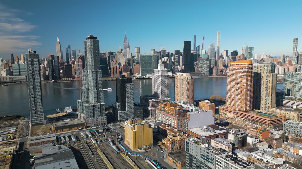 Splendida vista aerea dei grattacieli del Queens lungo l'East River