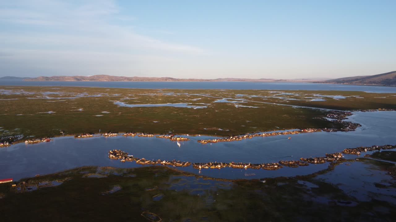 페루의 티티카카 호수에 떠있는 마을의 드론 샷