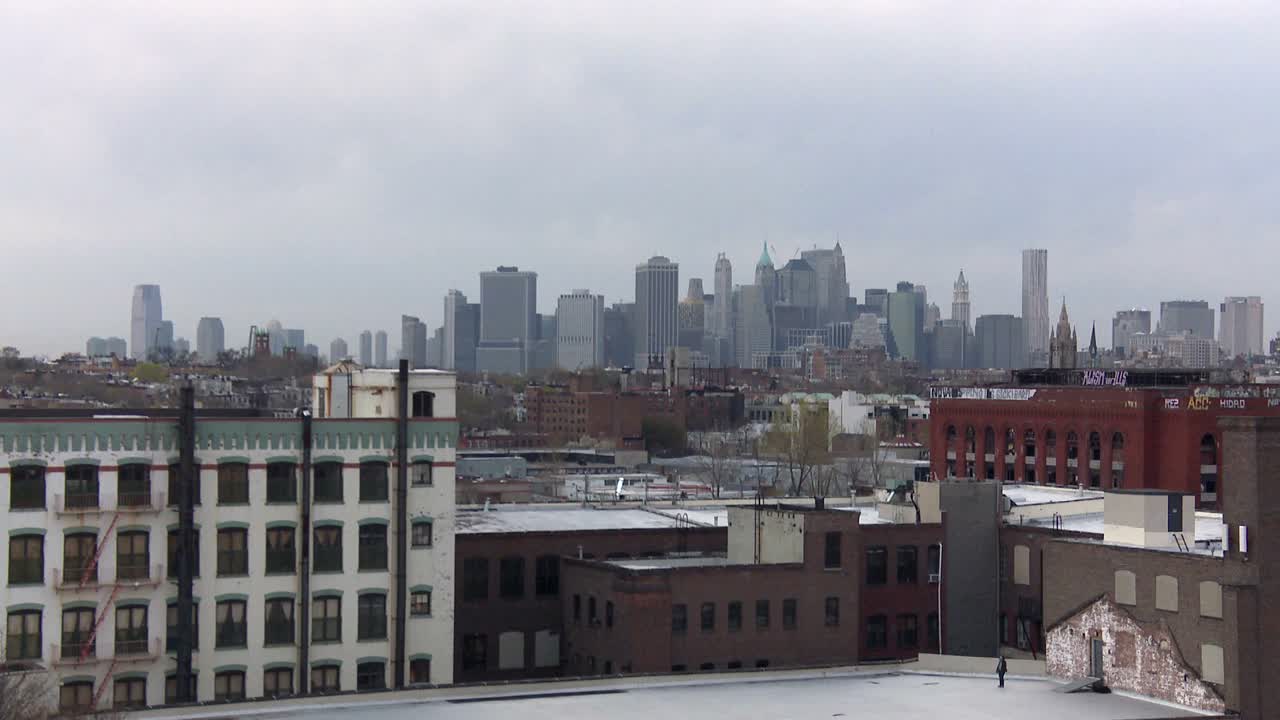 el horizonte de manhattan visto desde una azotea en brooklyn