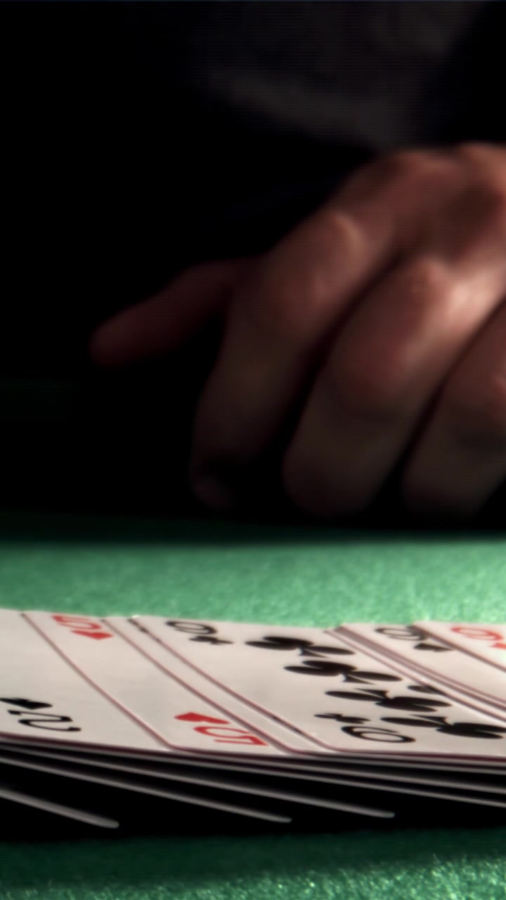 Scala reale vincente di poker rivelata su feltro verde