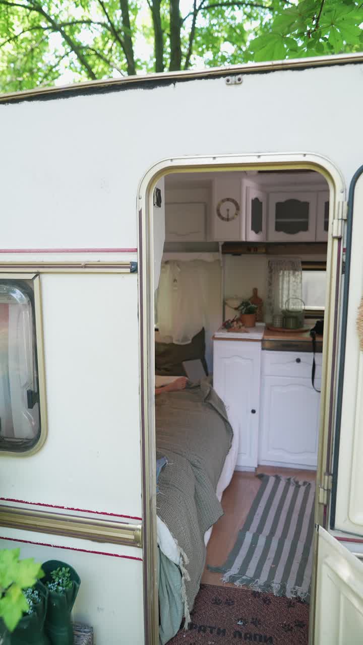 momentos acogedores en una caravana