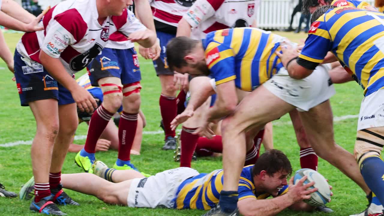 팀워크와 경쟁을 보여주는 역동적인 럭비 게임