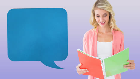 animación de burbuja de habla azul sobre una mujer caucásica sonriente leyendo un cuaderno, en lila