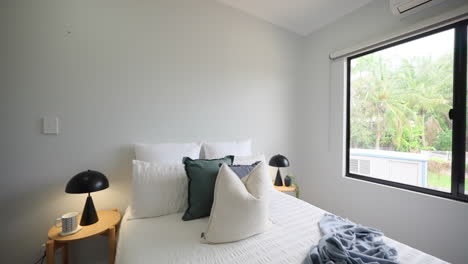 dormitorio moderno simple con vistas a la naturaleza a través de grandes ventanas