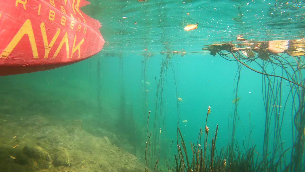 얕은 바다를 가로질러 여행하는 카약 보트와 패들의 수중 전망