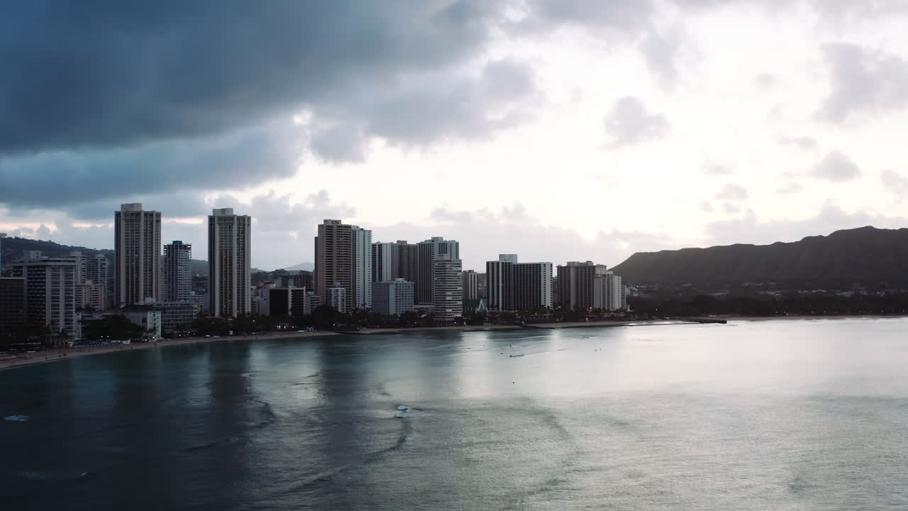 Ripresa aerea con drone della skyline di Honolulu al tramonto.