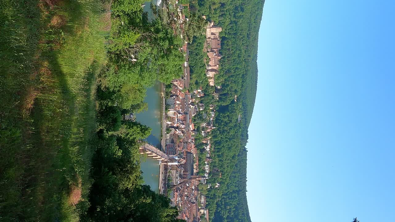 독일 하이델베르크 시내의 언덕의 수직 전망 네카르 강에서 성 궁전과 테오도르 다리와 함께 긴 넓은  ⁇ 으로