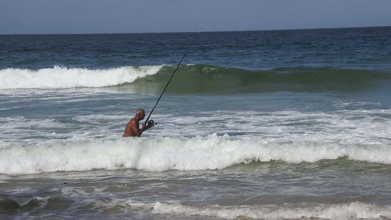 pescar en una ubicación épica de la costa norte en la playa de yarra en la isla caribeña de trinidad