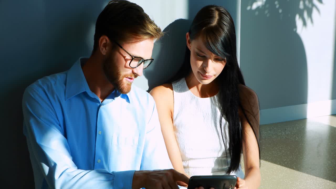 colegas felices usando el teléfono móvil