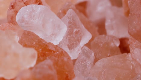 la sal rosa del himalaya es super macro de cerca. debido principalmente a los costos de comercialización, la sal rosa del himalaya es hasta veinte veces más cara que la sal de mesa o marina.