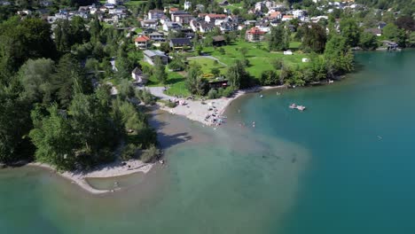 Fliegen-Sie-über-Eine-Dorfstadt-Am-Seitensee-Im-Sommer-In-Der-Schweiz.-Wunderschöne-Grüne-Landschaft.-Malerische-Aussicht-Auf-Den-Strand.-Yachtclub-Boot-In-Walensee.-Weesen.-Walenstadt.-Amden.-Grüner-Bergvorberg.-Flaches-Wasser