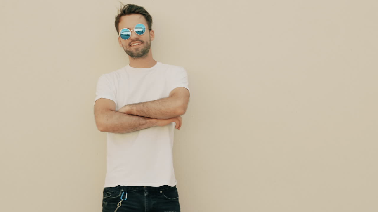 hombre elegante con gafas de sol