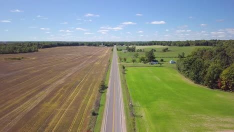 video de dron de 4k de un camino rural en michigan, estados unidos