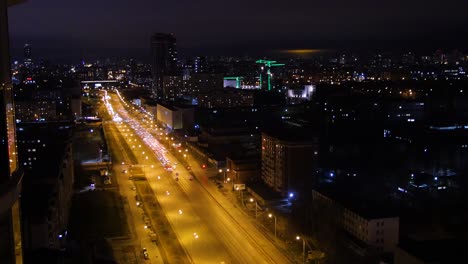 vista nocturna de la ciudad con tráfico