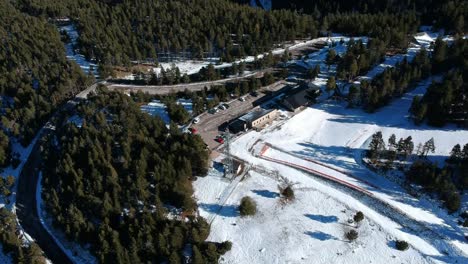 Luftaufnahmen-Einer-Leeren-Skistation-In-Katalonien-In-Covid-Zeiten