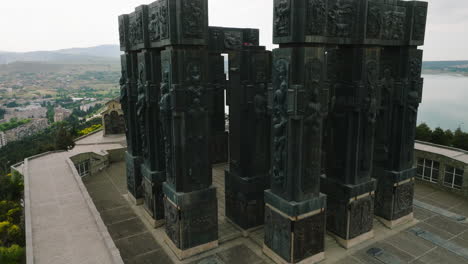 esculturas en relieve sobre pilares de piedra del monumento de la crónica de georgia