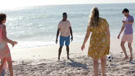 Eine-Bunt-Gemischte-Gruppe-Von-Freunden-Genießt-Einen-Tag-Am-Strand