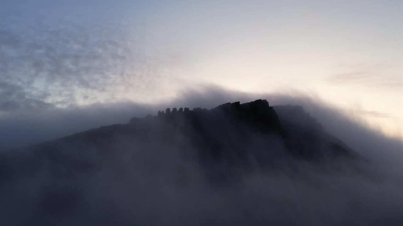 구름 과 안개 위 에 있는 바위 절벽 의 실루 ⁇