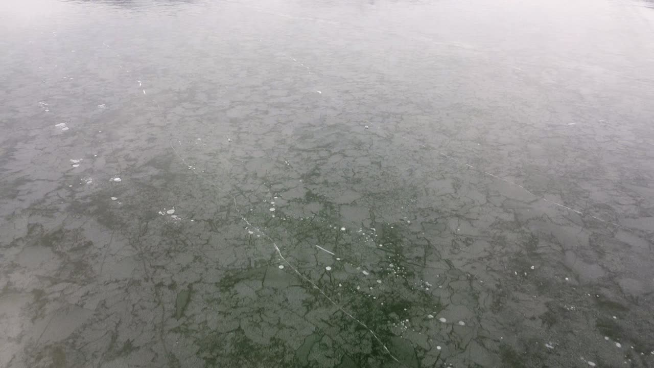 얼어붙은 호수 표면, 추운 겨울 캘리포니아의 크로울리 호수, 얼음으로 뒤덮인 광활한 야생 계곡, 호숫가 풍경, 수평선에 눈 덮인 록키 산맥, 공중 전망