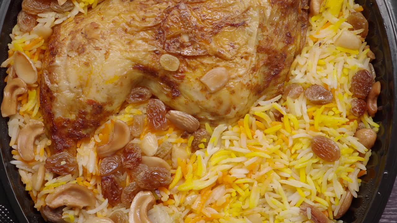 Muslo de pollo asado con arroz Biryani, frutos secos y pasas