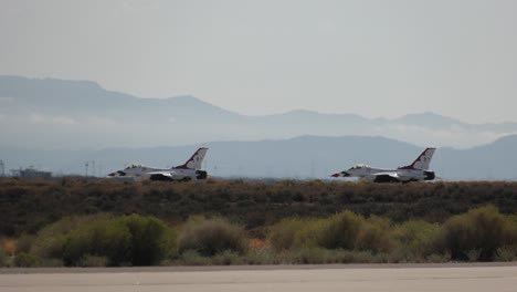 fighter-jets-taxi-in-the-desert