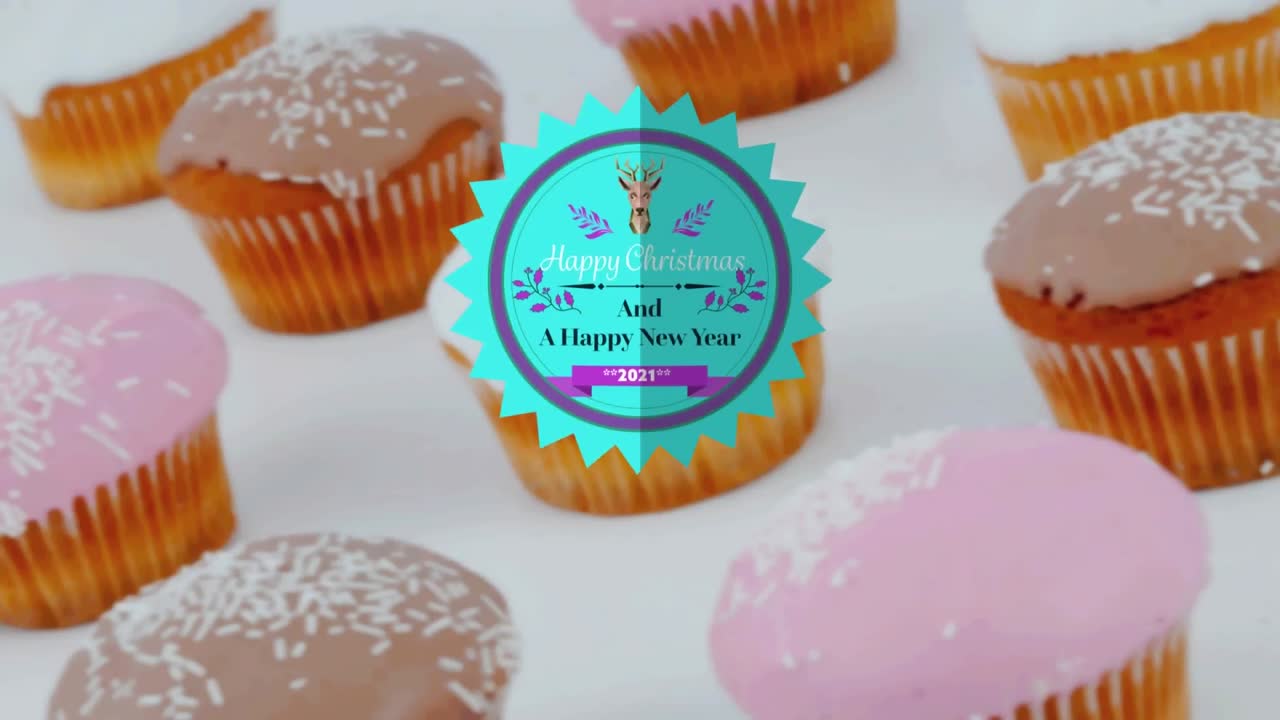 animación de felicitaciones de navidad en etiqueta sobre cupcakes en fondo blanco