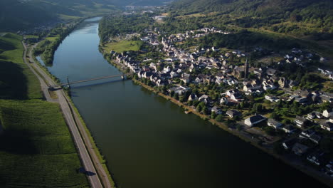 Schwenk-über-Den-Moselsee-Und-Das-Dorf-Wehlen