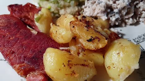 Cena-De-Judías-Verdes,-Arroz-Integral,-Papas-Al-Horno-Y-Chuletas-De-Cerdo-Fritas-Servidas-En-Un-Plato-Blanco-Decorativo