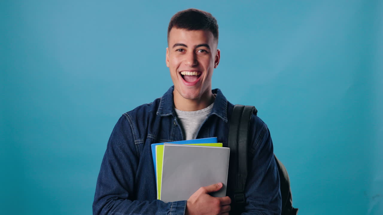 Estudante sorridente com livros e mochila