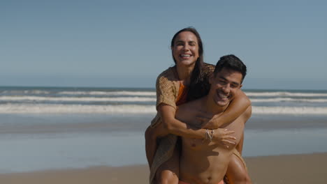 una pareja feliz en la playa.