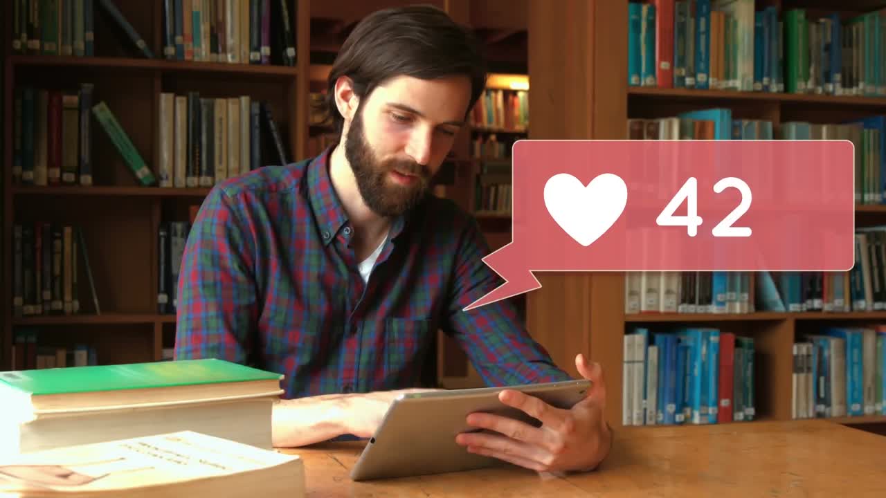 hombre usando una tableta en la biblioteca