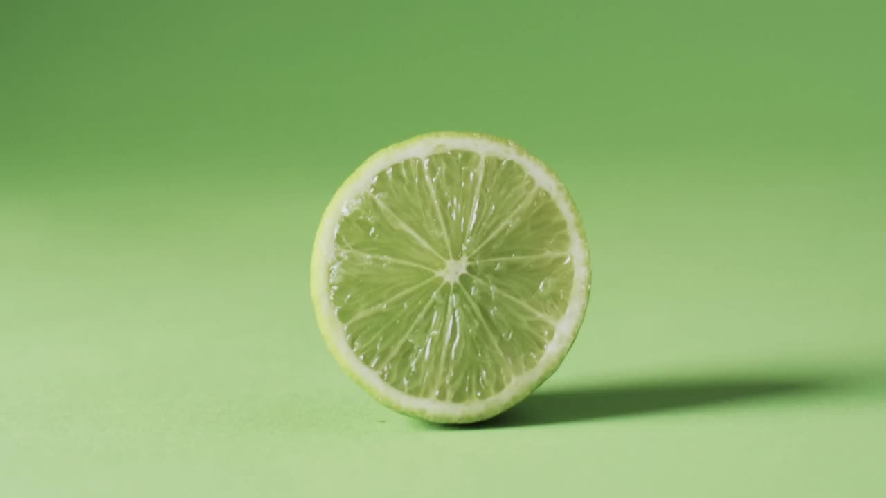 vídeo de cal en rodajas con espacio de copia sobre fondo verde