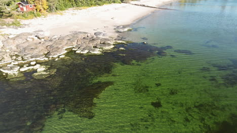 Kristallklares-Wasser-Eines-Ruhigen-Strandes-Während-Der-Sonnigen-Herbstsaison-In-Schweden