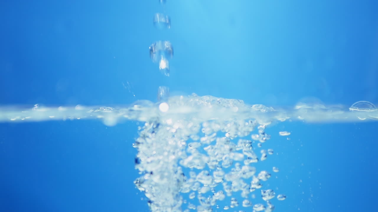 액체 역학: 움직이는 담수 물방울의 거시적 시각, 자연의 교향곡, 천천히 움직이는 물, 파란색의 파동 효과