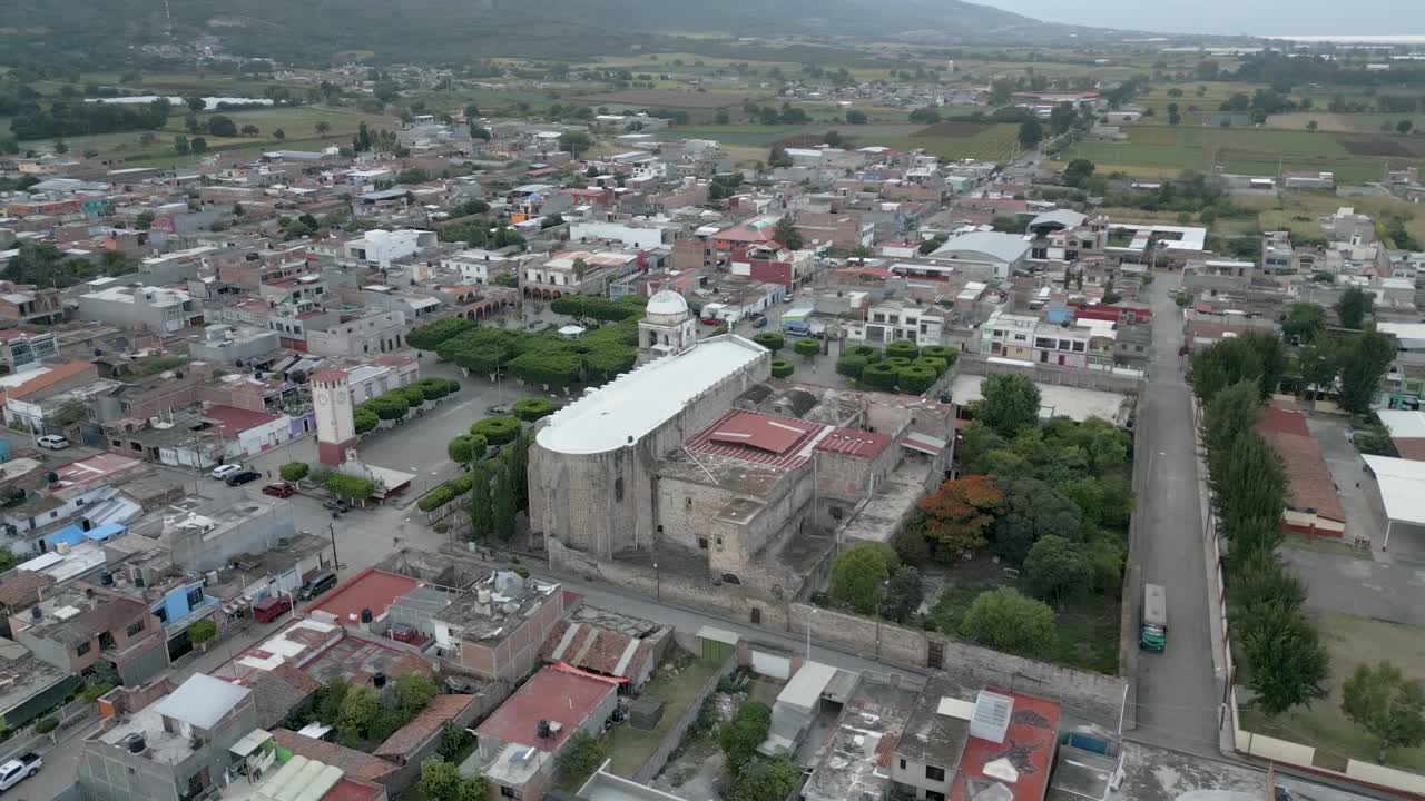 templo en el centro de copandaro, michoacan con drone