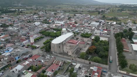 Templo-En-El-Centro-De-Copandaro,-Michoacan-Con-Drone