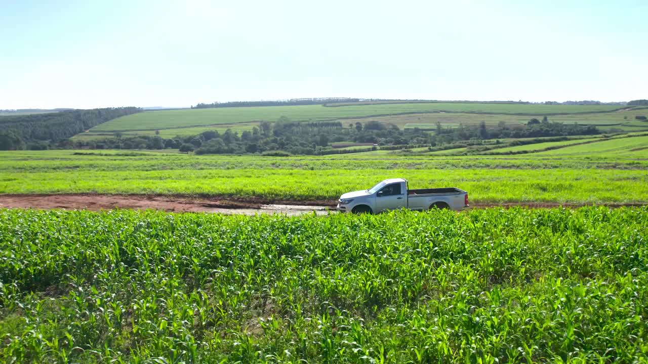 먼지 트랙 도로 에 있는  ⁇ 색 트럭