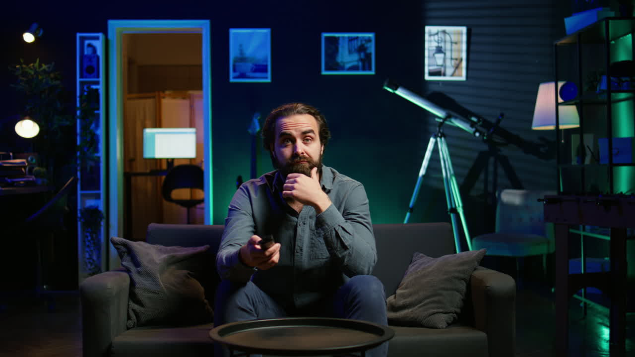 tv 에서 스포츠 경기 를 보고 있는 수염 을 은 남자, 득점 을 받아  놀랐다