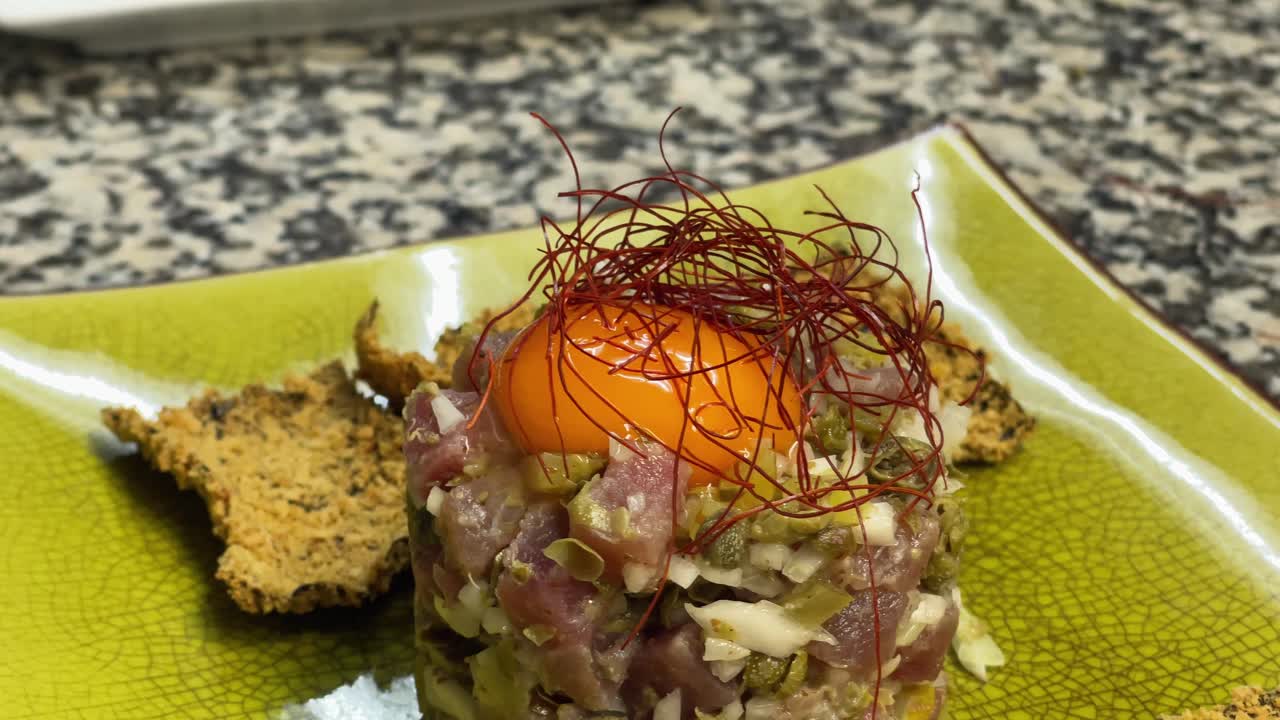 Tonijntartaar, klaar om te eten, close-up