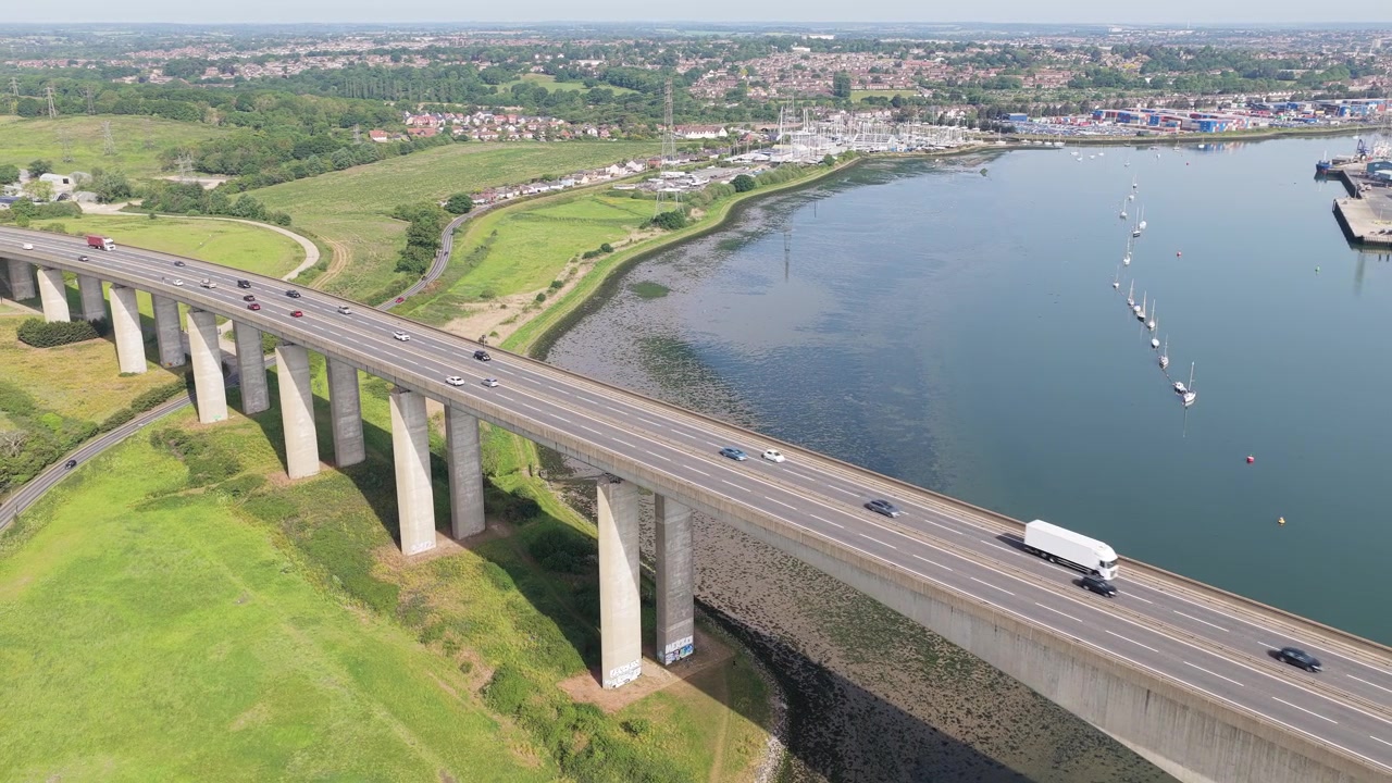 Letecký oblet dronem dopravy pohybující se přes most Orwell Bridge v Ipswichi, Suffolk, britská infrastruktura, Spojené království.
